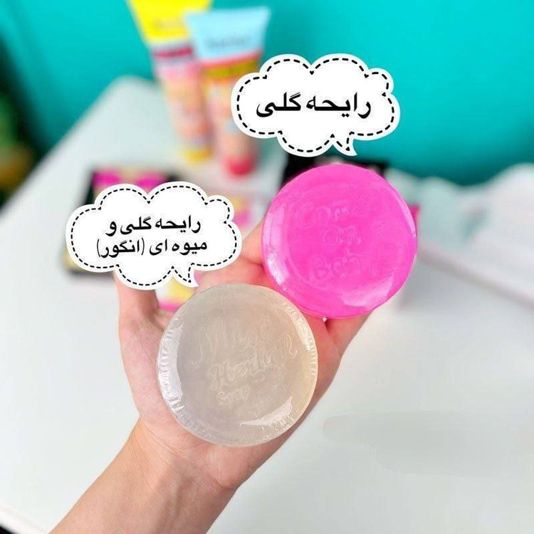 در دو رایحه گلی (صورتی) و گلی میوه ای (بی رنگ) سرشار از ترکیبات گیاهی حاوی گلیسیرین و ویتامین E خوشبو کننده نواحی حساس ضدقارچ، ضد باکتری و ضد جوش دارای قابلیت سفت کنندگی پوست سفید و روشن کننده اندام خصوصی بدن جلوگیری از دون دون و کدر شدن پوست رفع تیرگی بیک
